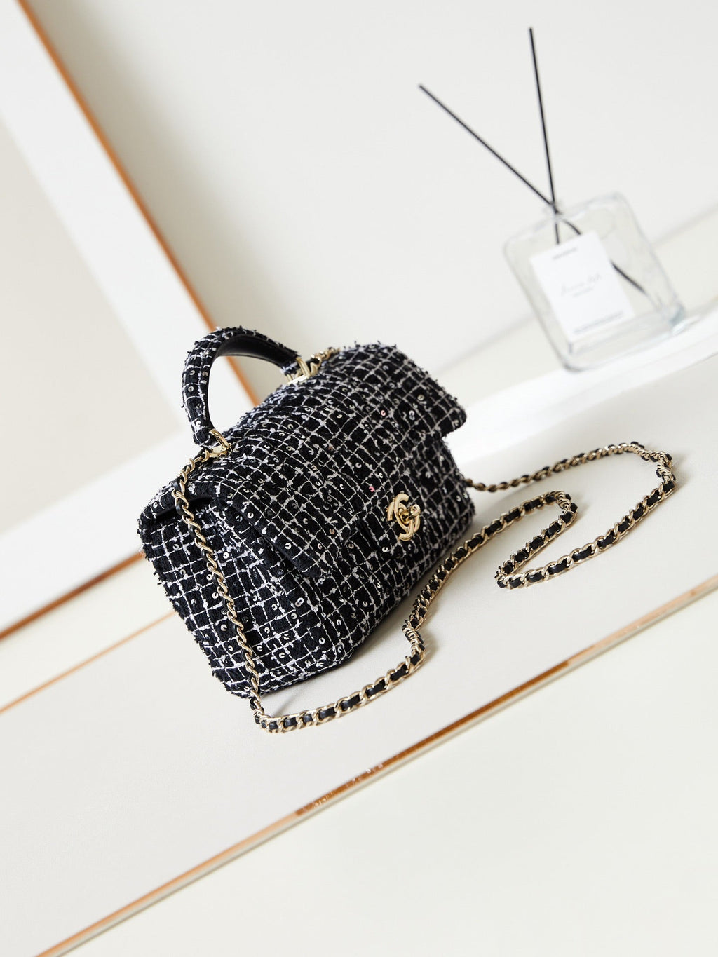 ＣＨＮＥＬFLAP BAG WITH A TOP HANDLE