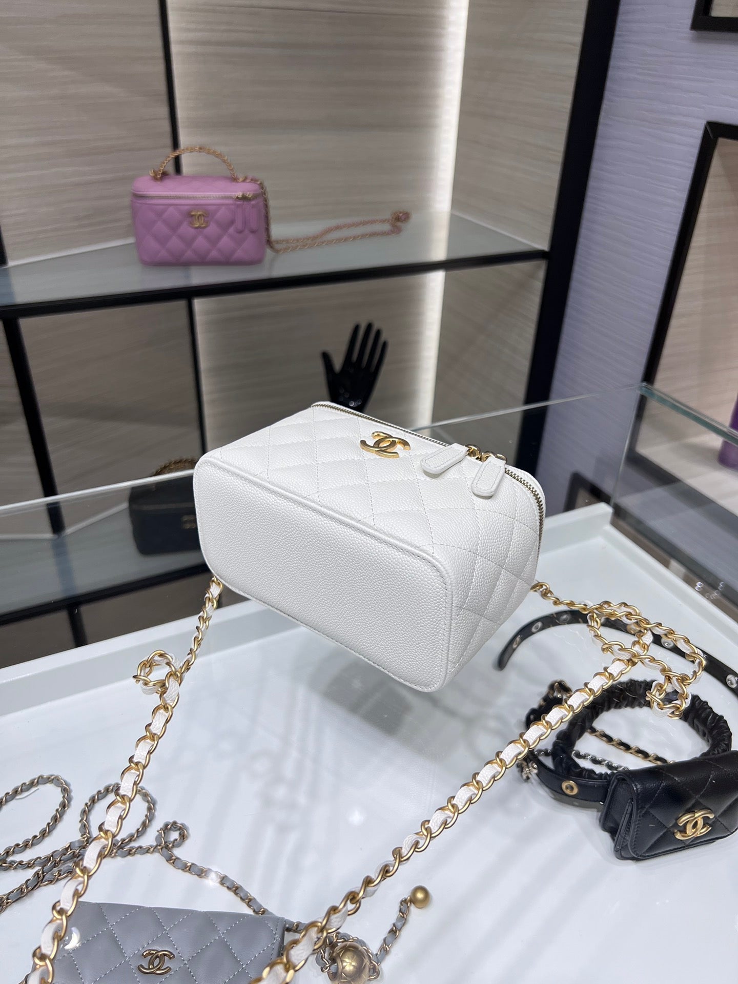 ＣＨＮＥＬCHAIN VANITY CASE WHITE