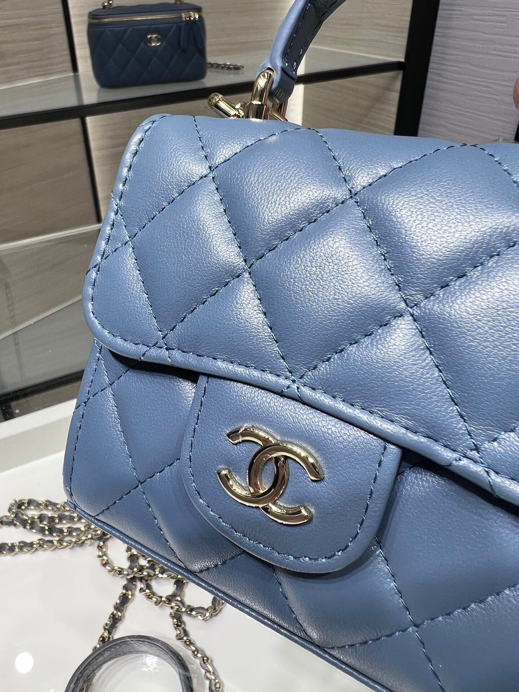 ＣＨＮＥＬMINI MATELASSÉ CLUTCH WITH CHAIN BLUE