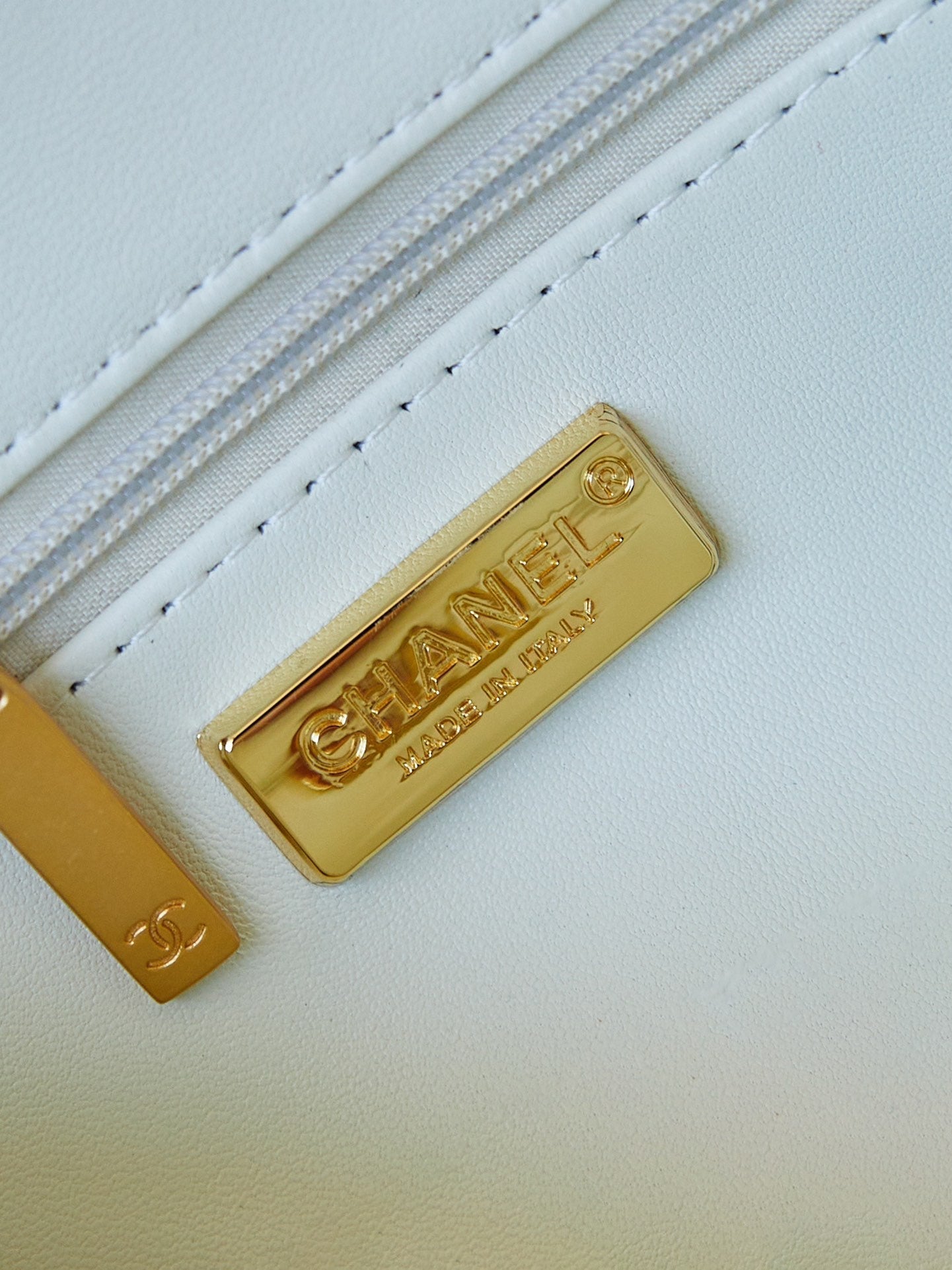 ＣＨＮＥＬSMALL FLAP BAG WITH THE WORDS