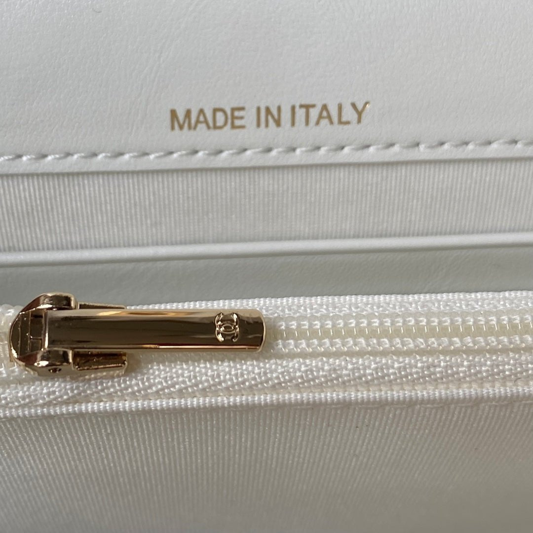 ＣＨＮＥＬFLAP BAG WHITE