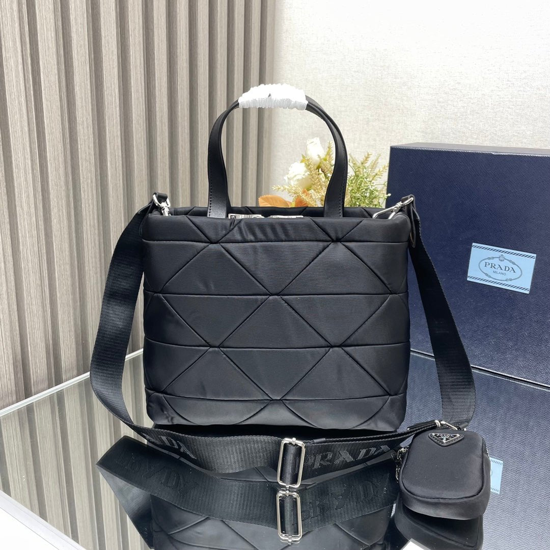 ＰＲＤＡ PADDED RE-NYLON TOTE BAG