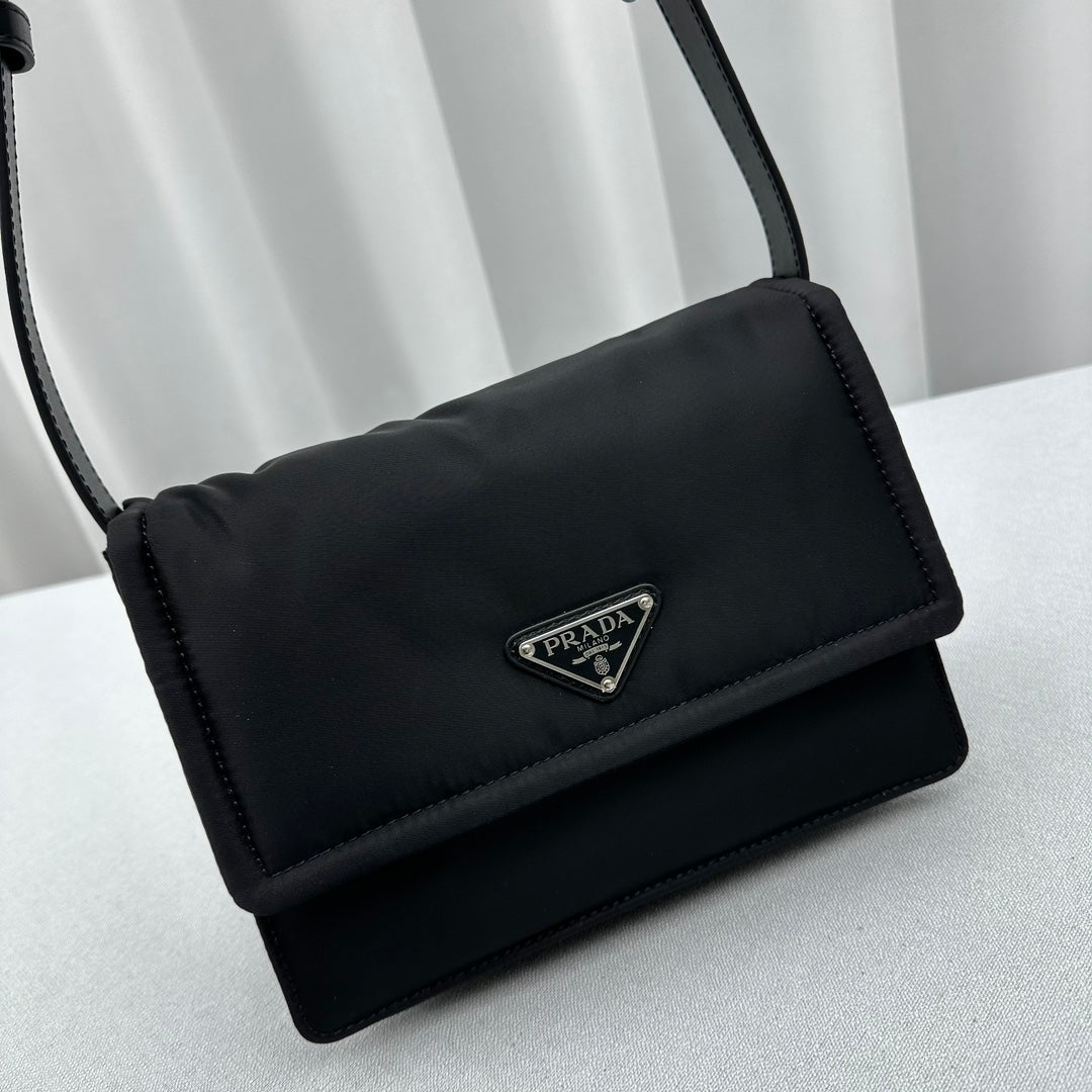 ＰＲＤＡ SMALL PADDED RE-NYLON SHOULDER BAG