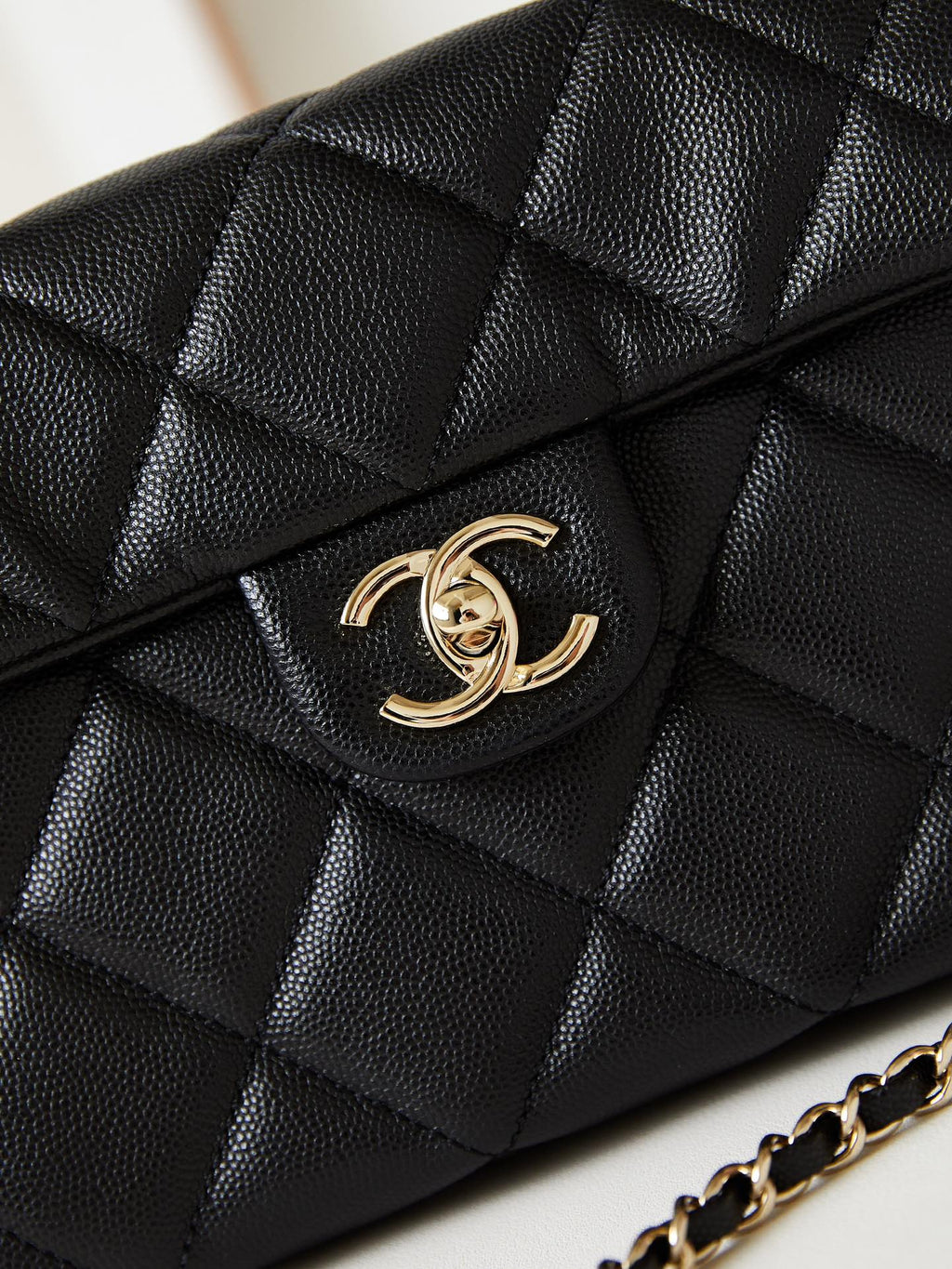 ＣＨＮＥＬFLAP BAG WITH A TOP HANDLE