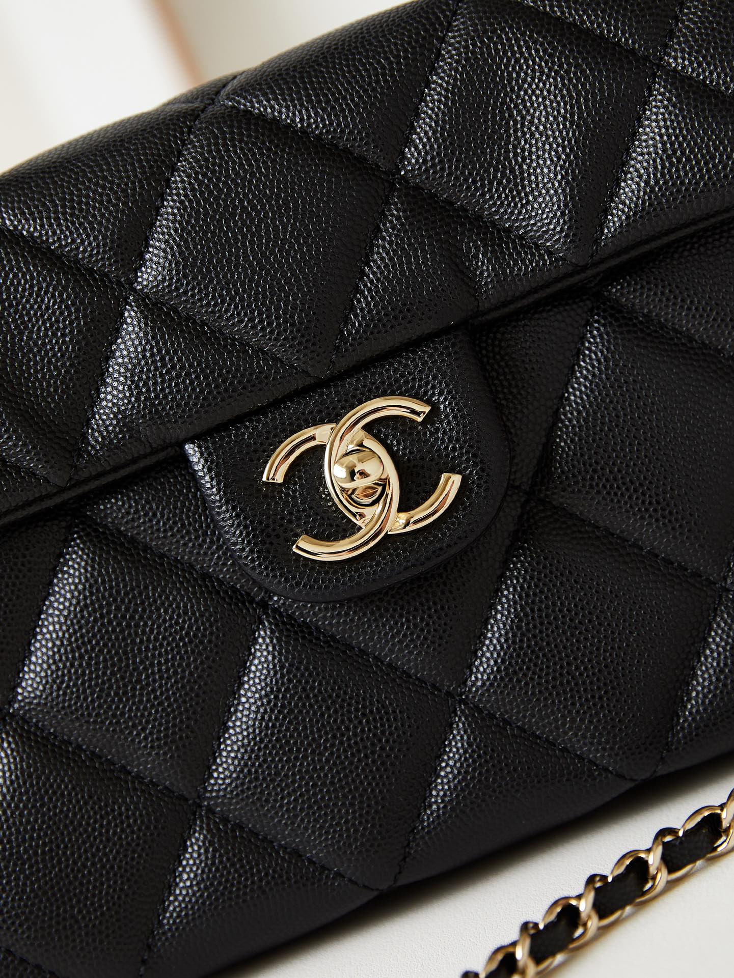 ＣＨＮＥＬFLAP BAG WITH A TOP HANDLE