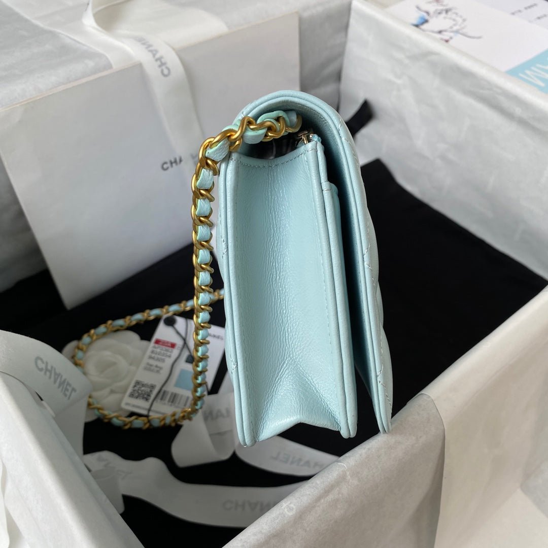 ＣＨＮＥＬCLASSIC WALLET ON CHAIN BABY BLUE