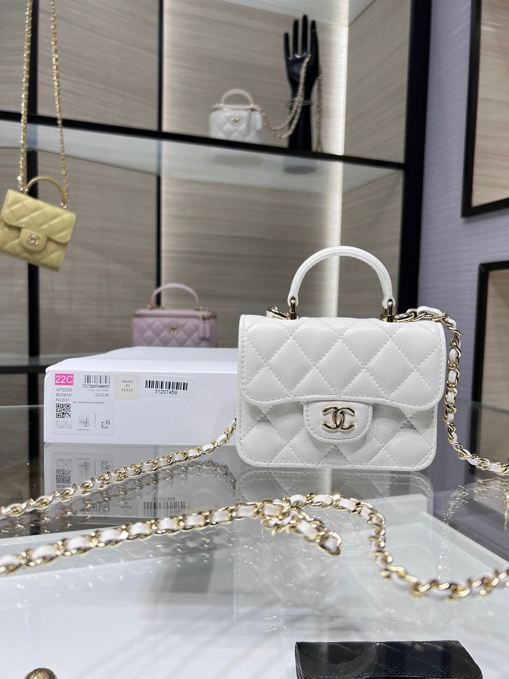 ＣＨＮＥＬFLAP COIN PURSE WITH CHAIN WHITE