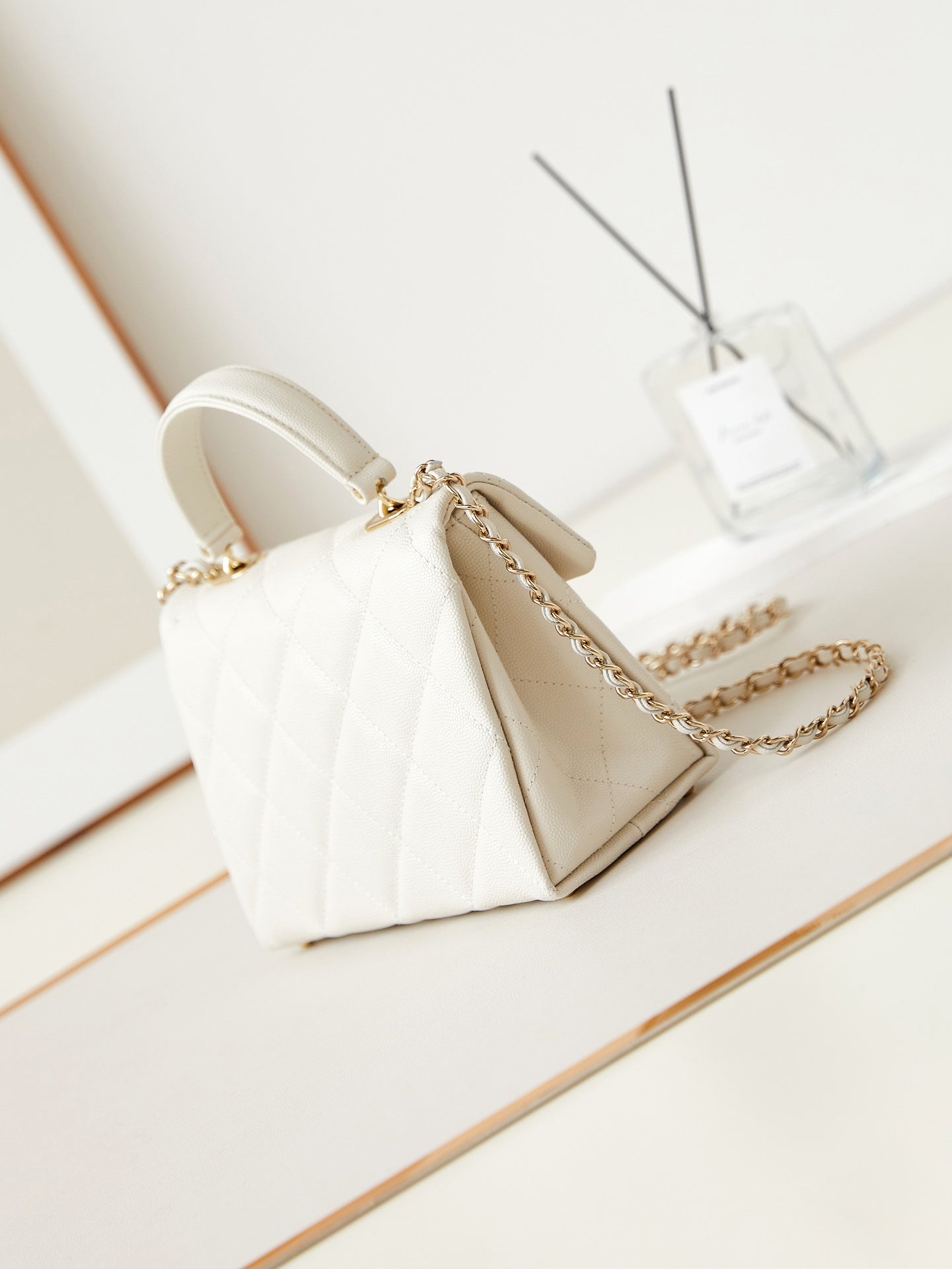 ＣＨＮＥＬFLAP BAG WITH A TOP HANDLE WHITE