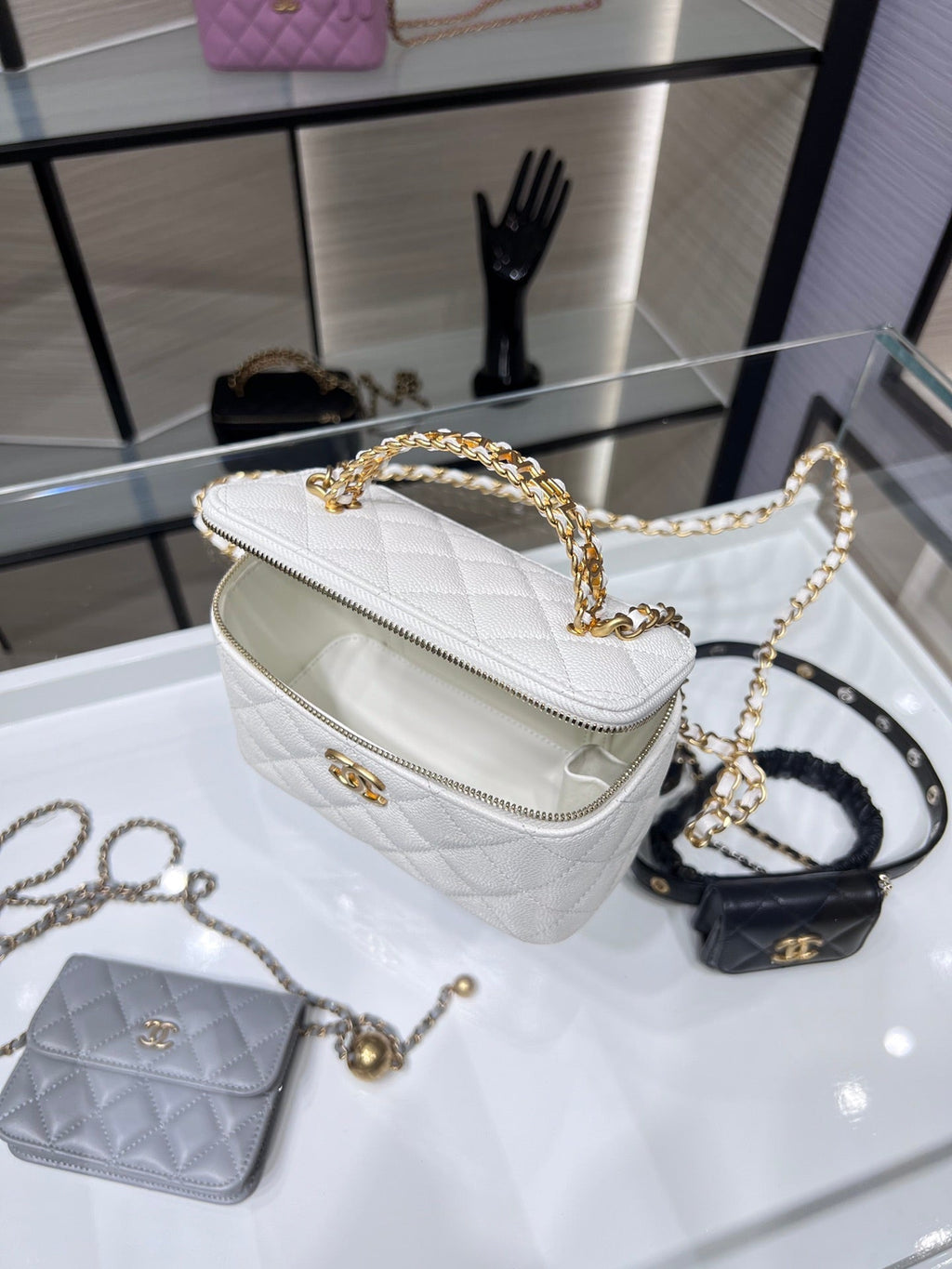 ＣＨＮＥＬCHAIN VANITY CASE WHITE