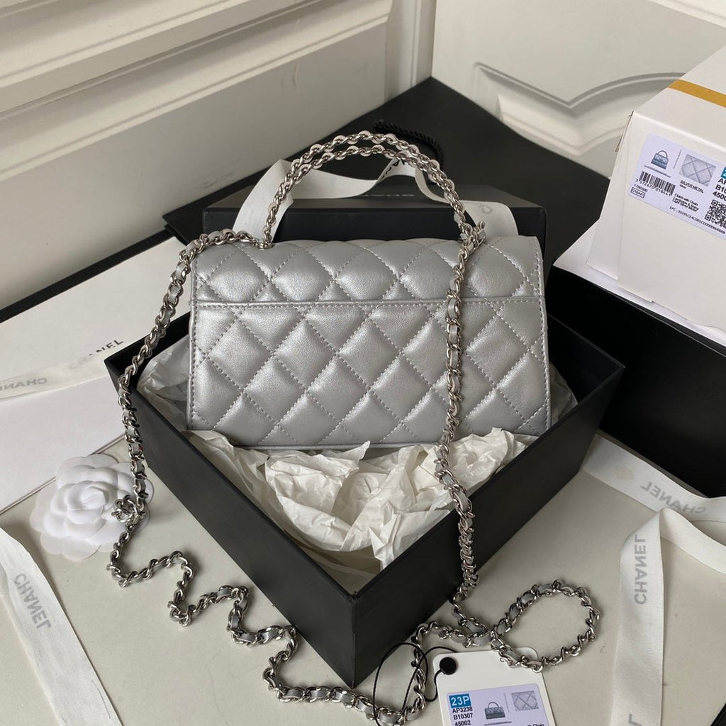 ＣＨＮＥＬCLUTCH WITH CHAIN SILVER METAL