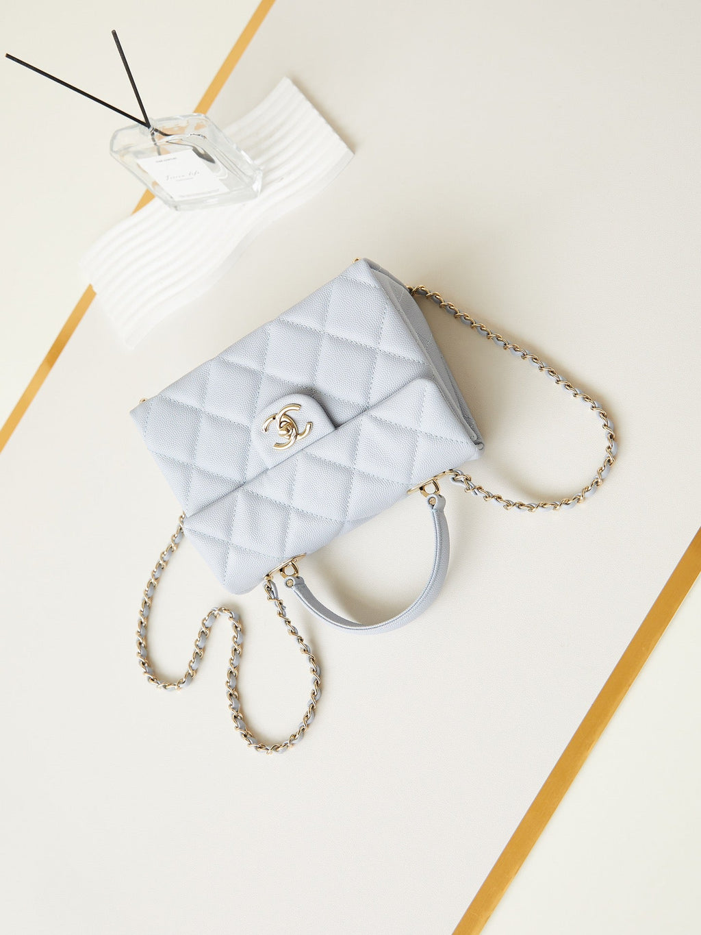 ＣＨＮＥＬFLAP BAG WITH A TOP HANDLE ASH GRAY