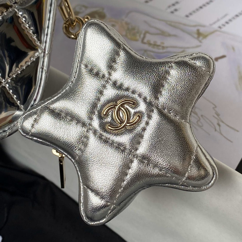 ＣＨＮＥＬCLASSIC FLAP BAG IN SILVER METALLIC QUILTED LEATHER