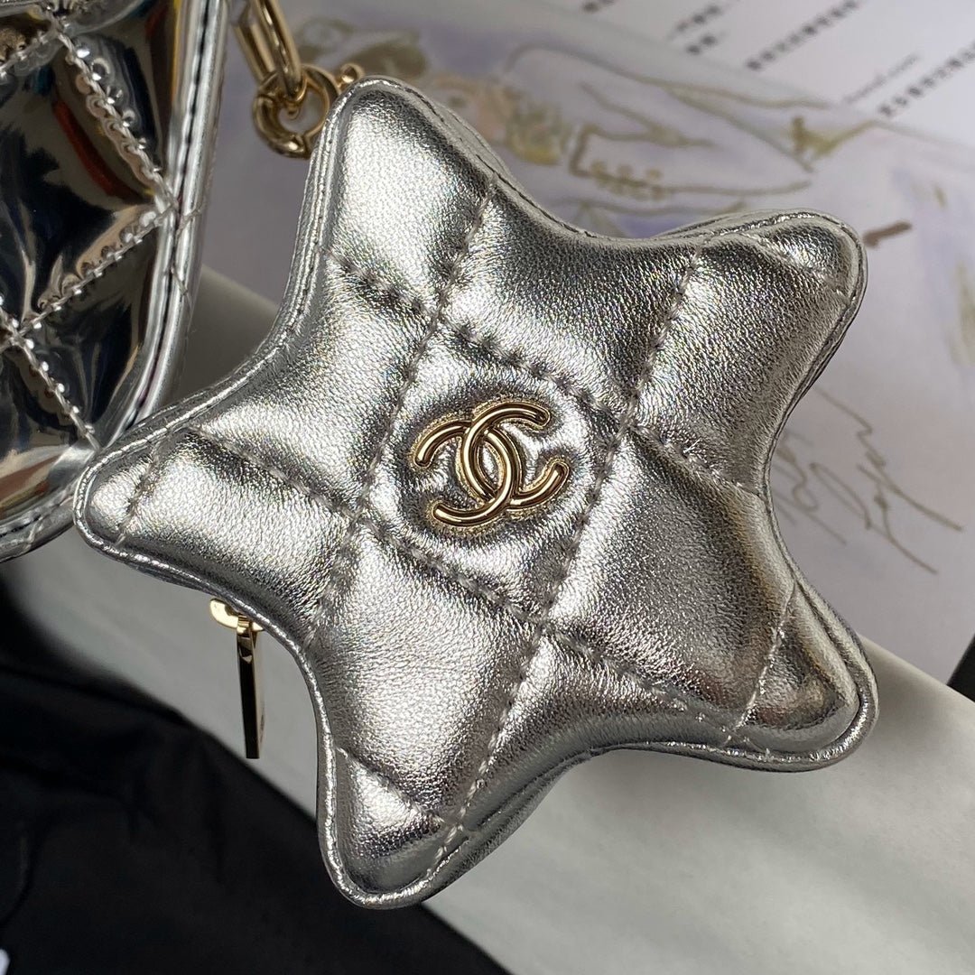 ＣＨＮＥＬCLASSIC FLAP BAG IN SILVER METALLIC QUILTED LEATHER