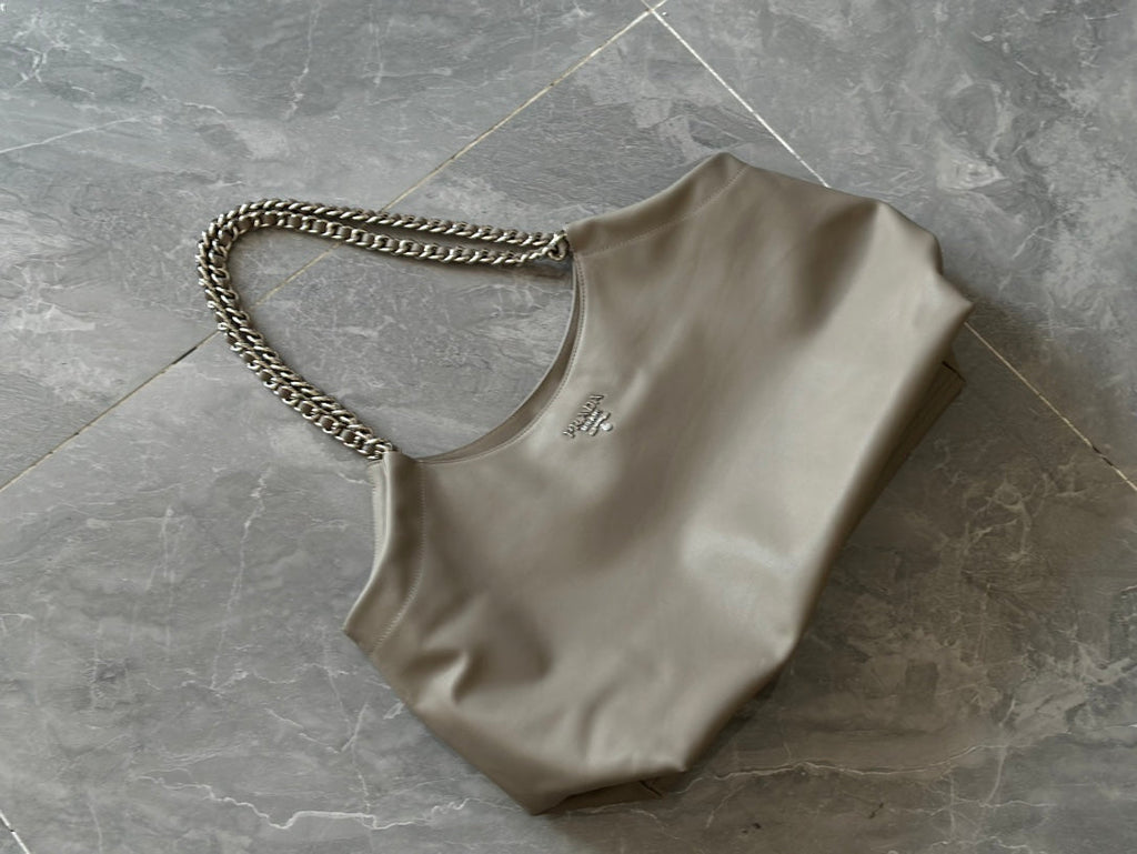 ＰＲＤＡ SOFT CALFSKIN BLACK CHAIN TOTE BAG