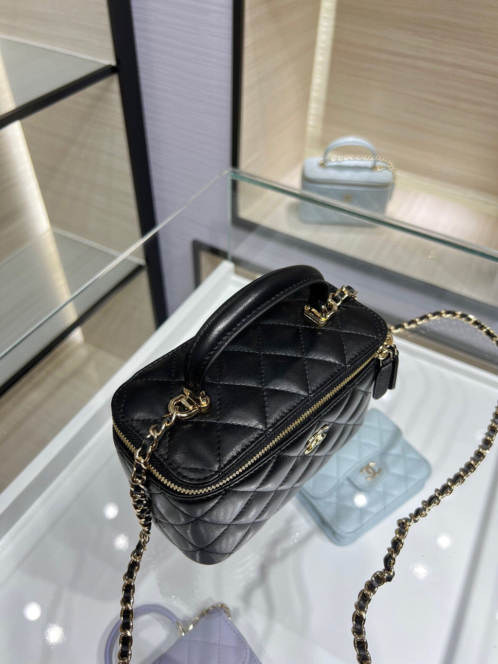ＣＨＮＥＬ SMALL VANITY CASE WITH CHAIN