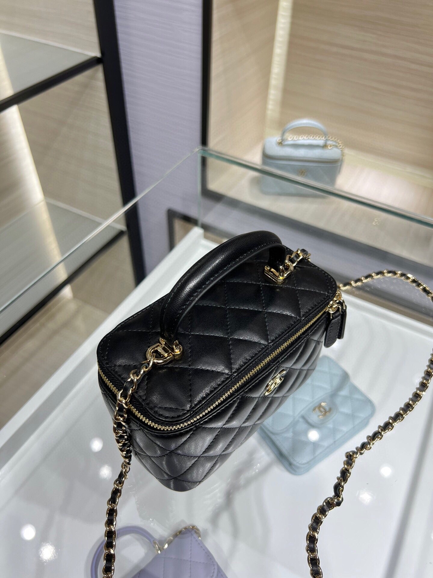 ＣＨＮＥＬ SMALL VANITY CASE WITH CHAIN