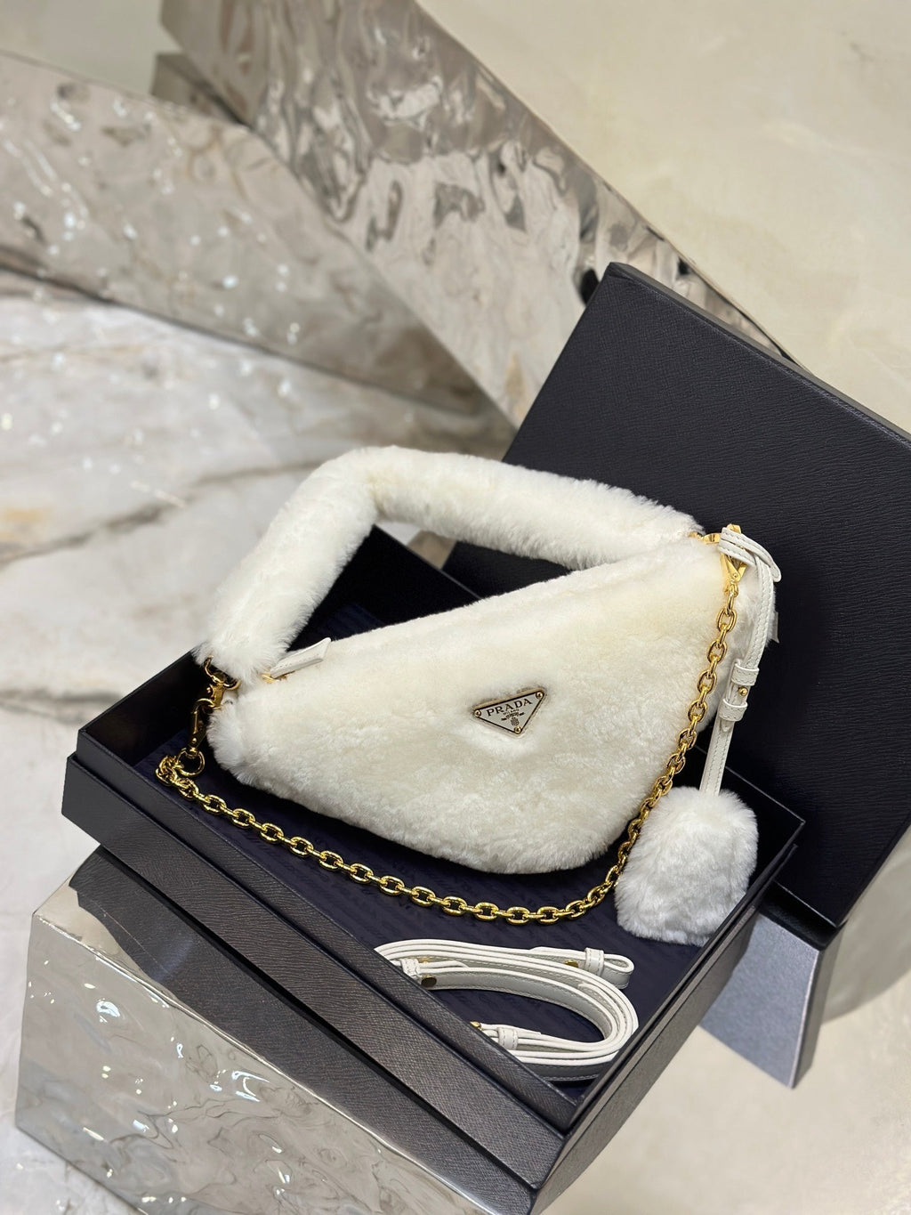 ＰＲＤＡ 2018 MINI SHEARLING TRIANGLE SATCHEL WHITE