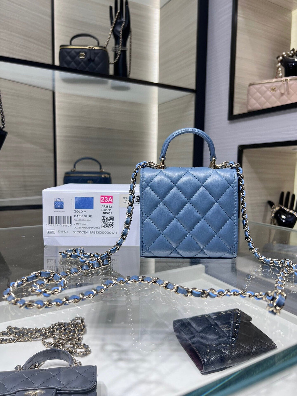 ＣＨＮＥＬMINI MATELASSÉ CLUTCH WITH CHAIN BLUE