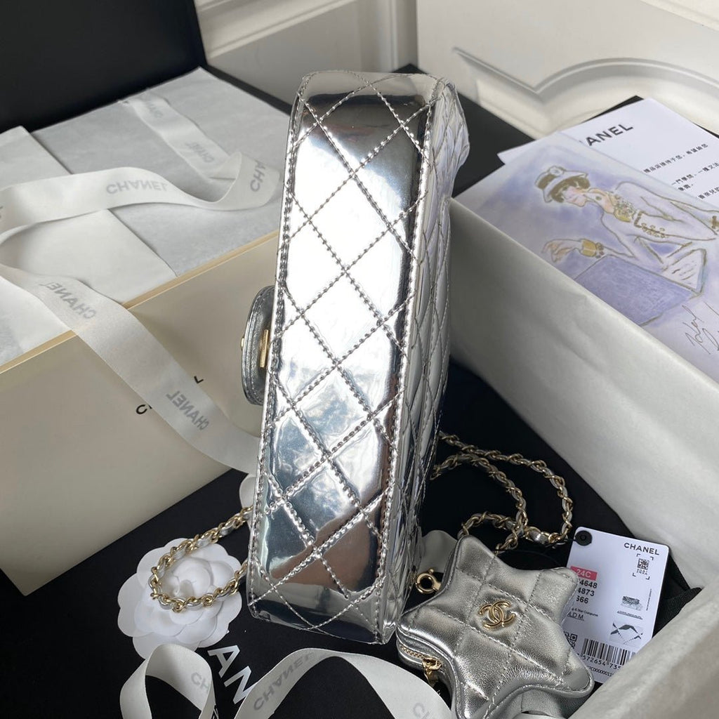 ＣＨＮＥＬCLASSIC FLAP BAG IN SILVER METALLIC QUILTED LEATHER
